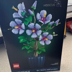 LEGO Botanicals Hibiscus with Purple and Green